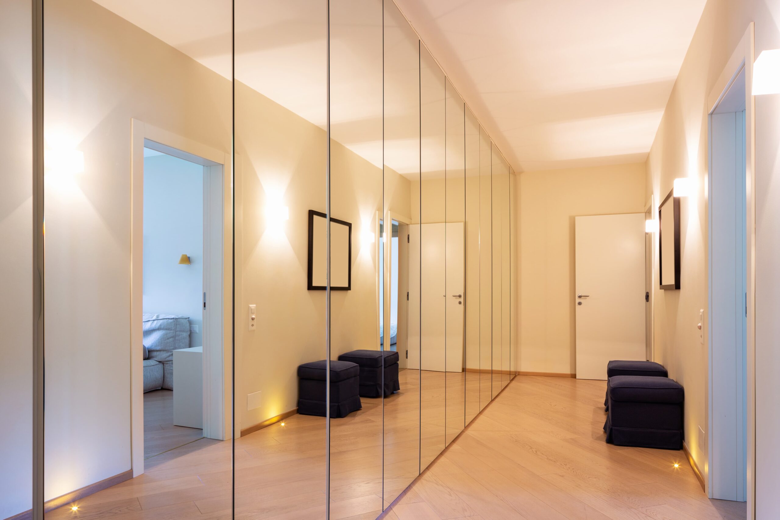 Grand miroir sur mesure dans un couloir