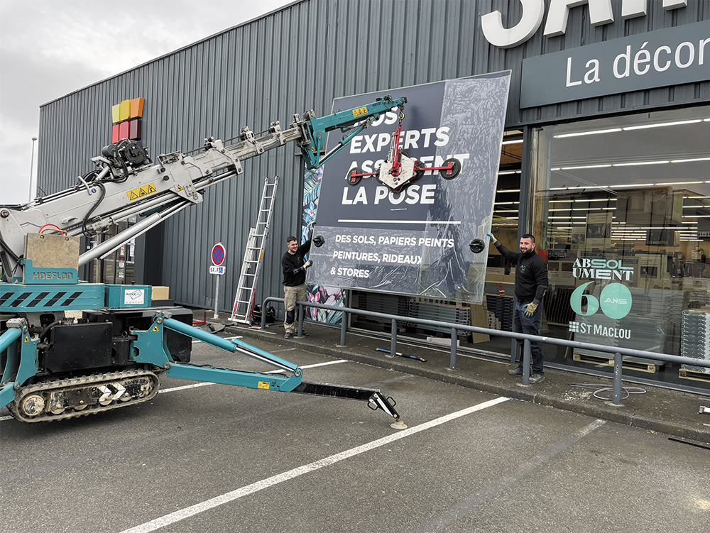 Palonnier à ventouse pour la pose d'une enseigne en verre