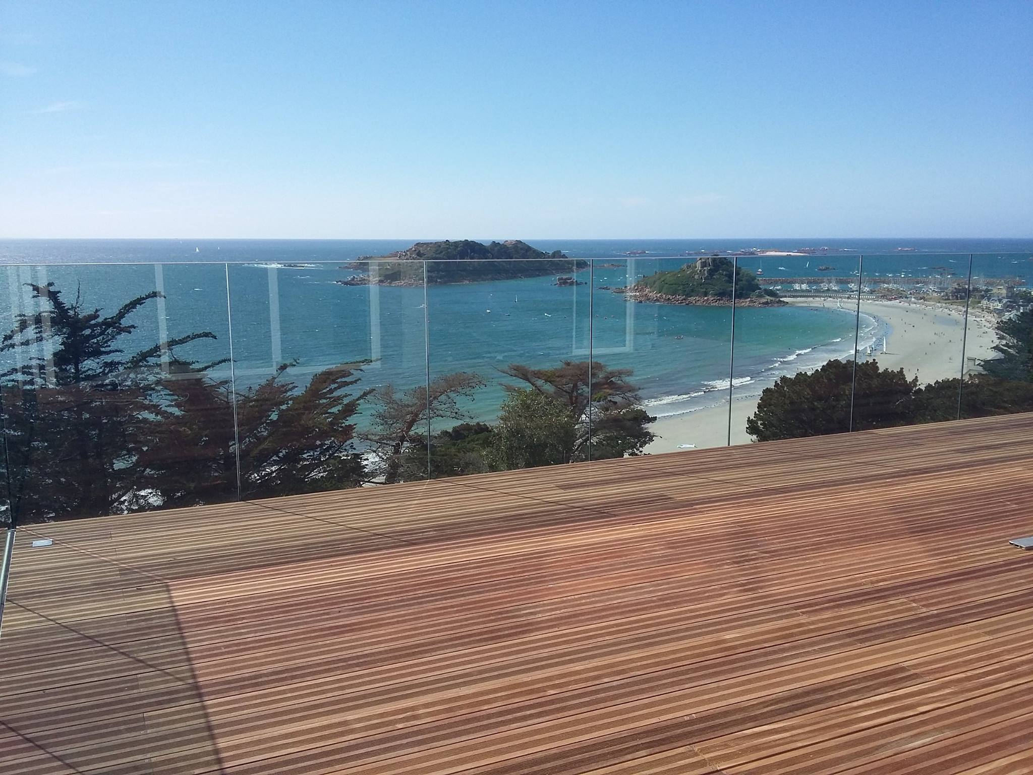 Pose de garde-corps d'une terrasse en bord de mer